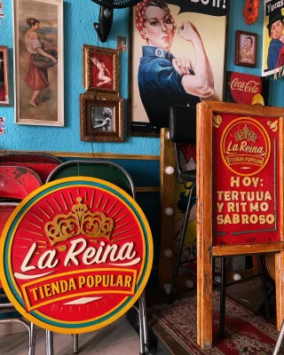 Miércoles de puertas abiertas y espíritu encendido. Hoy se abre La Reina, porque los días raros también merecen ritmo sabroso y buena tertulia.