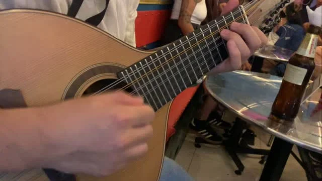 Lo de @andrescbandolero no es solo talento, es entrega, es alma. Su bandola no suena: conmueve. Gracias por regalarnos este momento tan grande en La Reina.